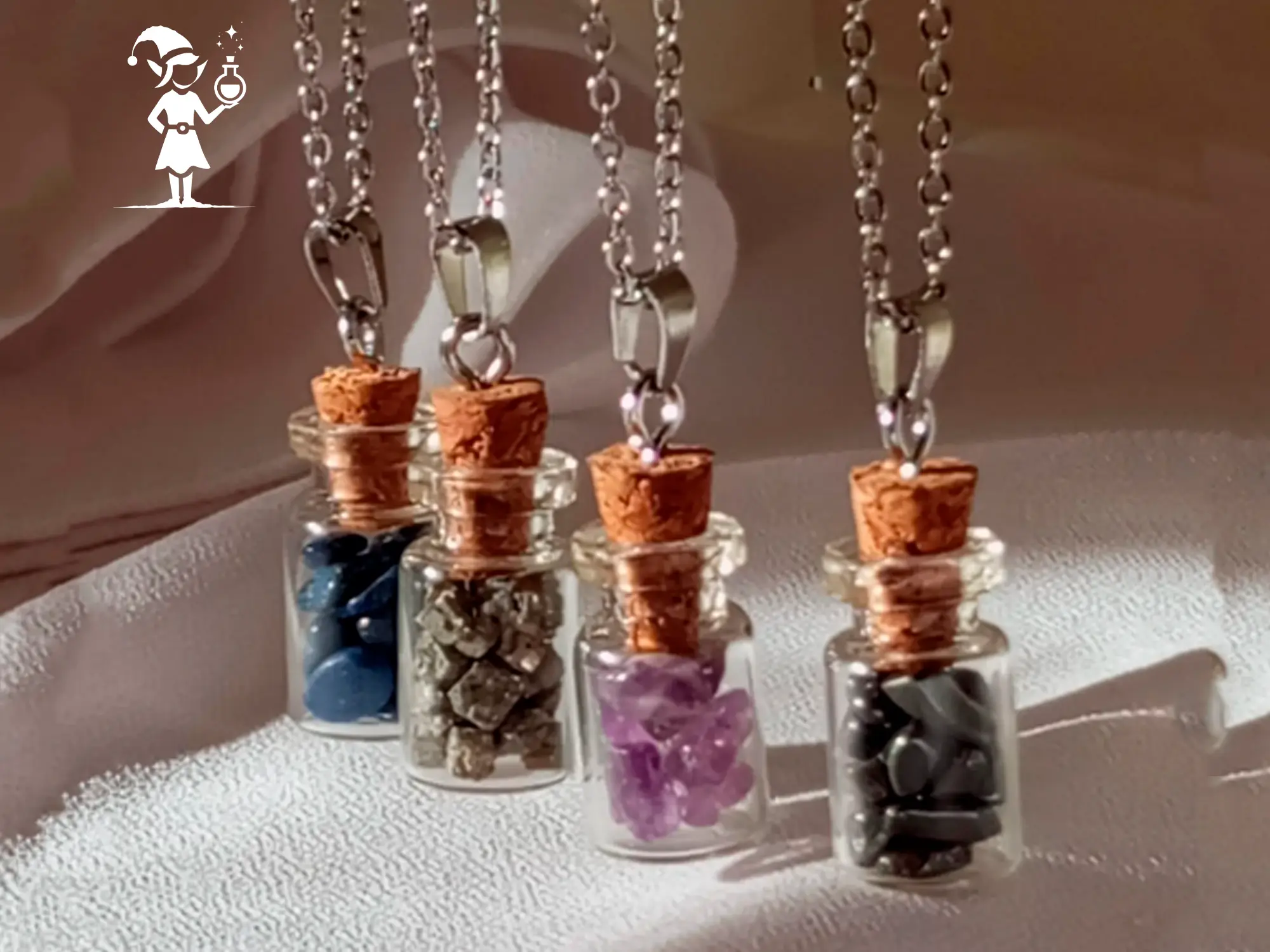 Vela artesanal blanca con detalles dorados